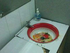 卫生间的台盆-做了不起的80后