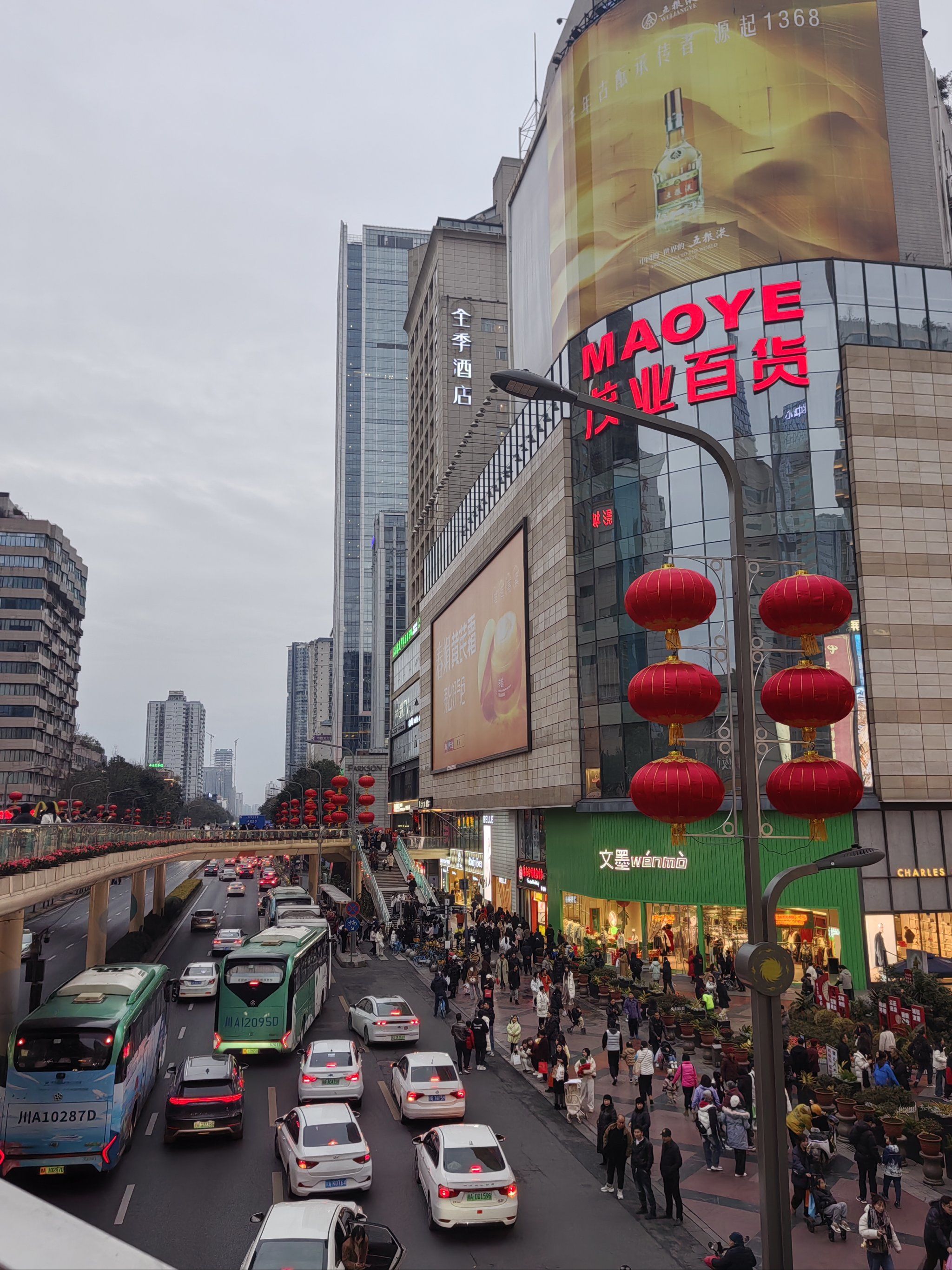 n
春熙路也比较适合来购物,王府井或群光广场ifs都可以, 九龙广场