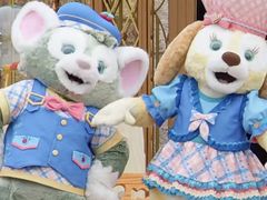 -小镇影院迪士尼小熊Duffy与他的朋友合影地