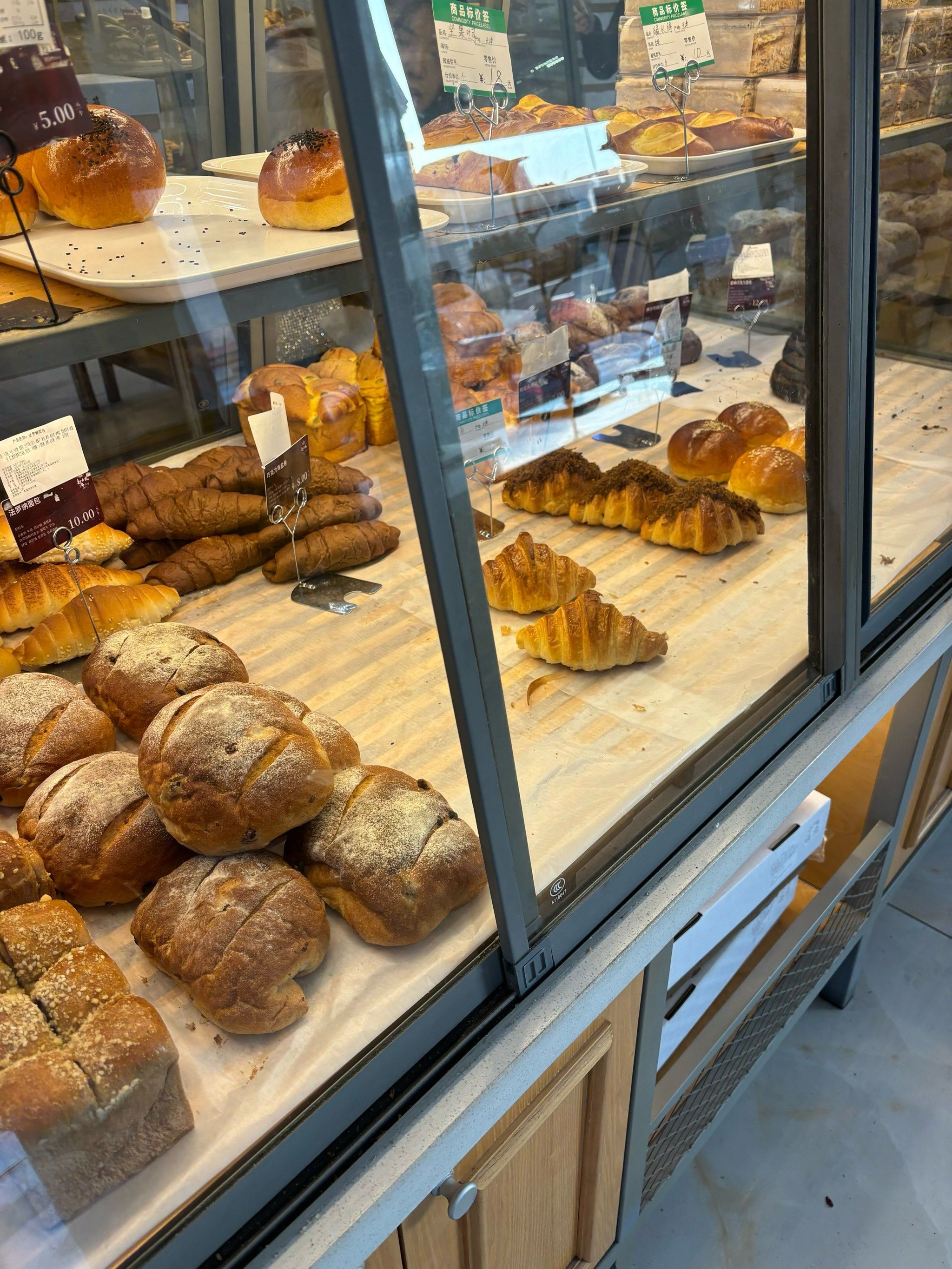 路过小白楼看见好几个人都拿着起士林的袋子