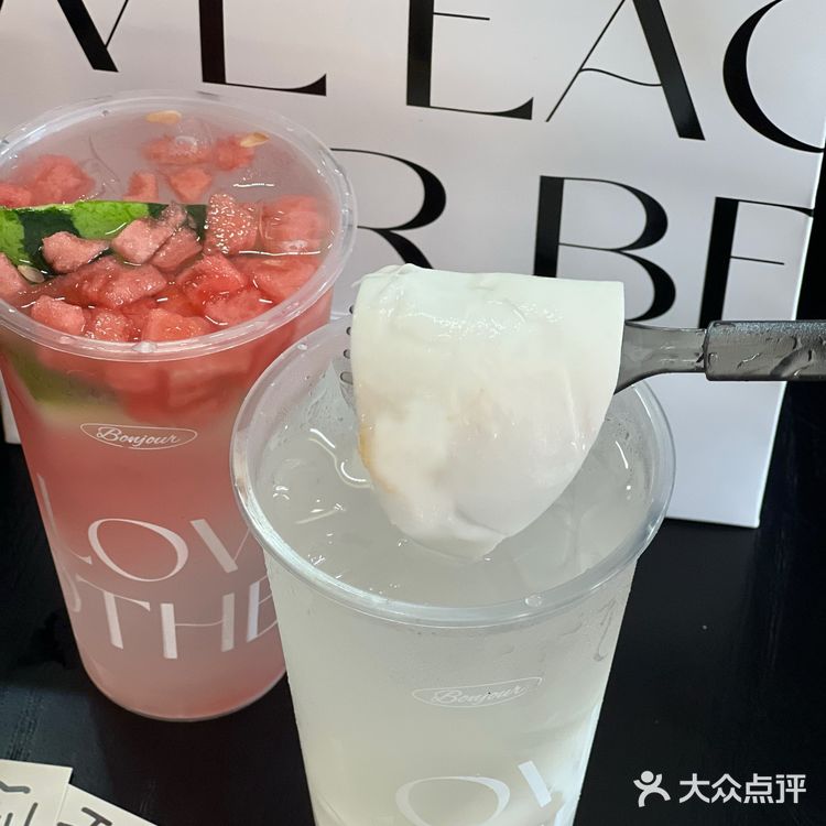 夏天当然要喝一杯BONJOUR的椰子水呀🥥