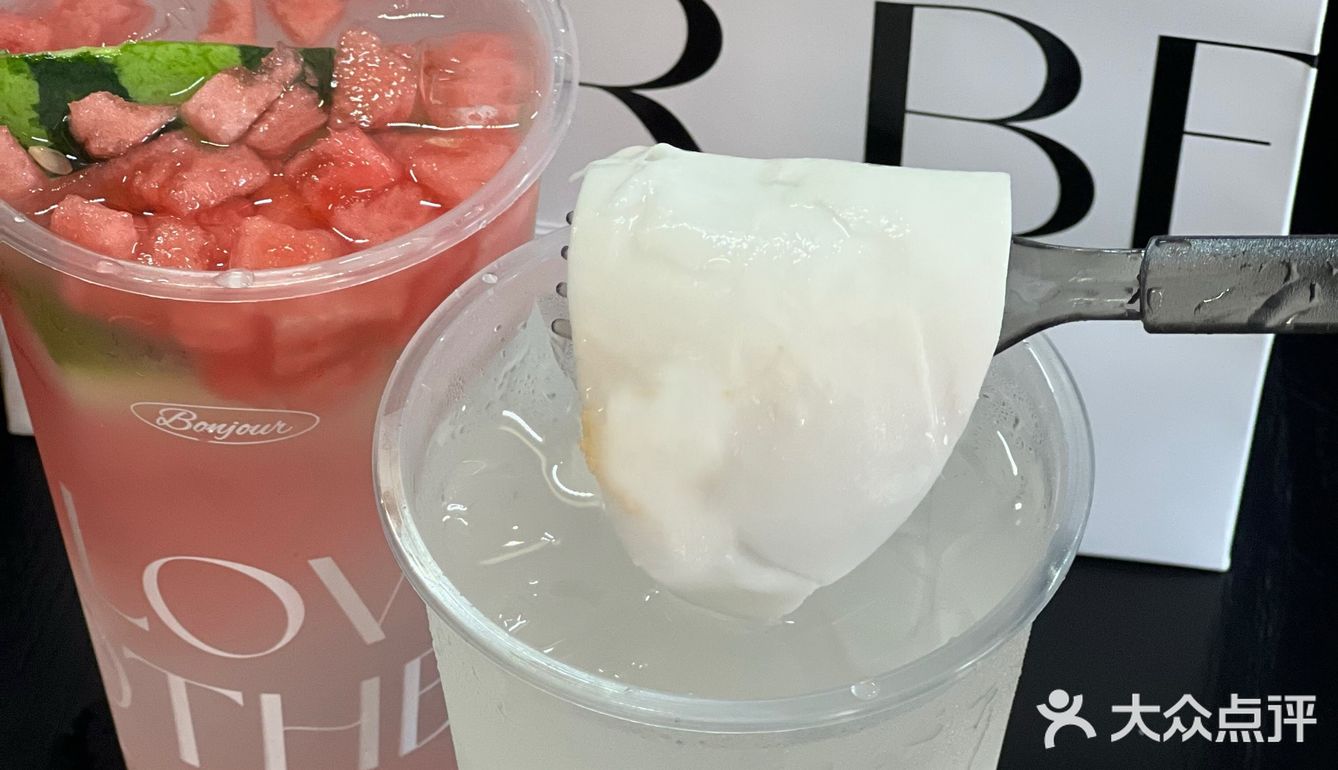 夏天当然要喝一杯BONJOUR的椰子水呀🥥