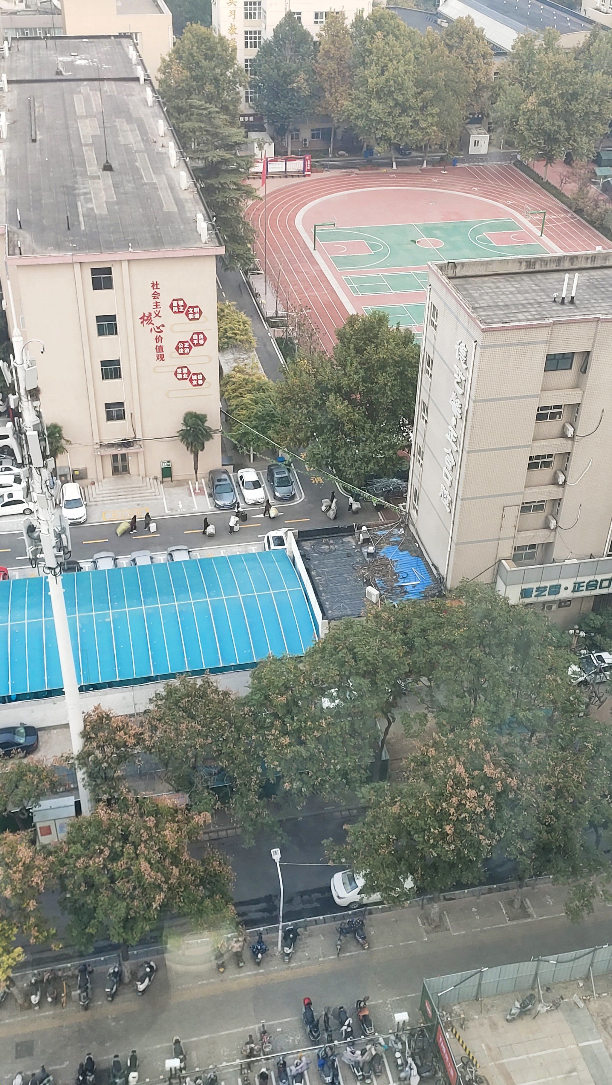0元玩转这座城站在高处往下看