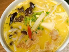 云南过桥米线-云海肴·汽锅鸡·云南代表菜(天山百盛优客店)