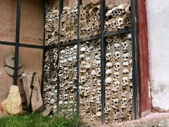 -比如骷髅墙景区