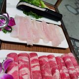 它们家汤锅的味道我觉得很好，还有免费的餐前点心和水果