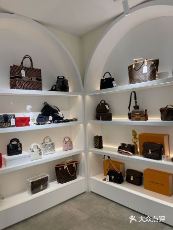 学士街吃完饭逛着逛着看到路口一家卖二手包包的店