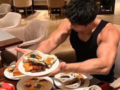 -广州万富希尔顿酒店·感趣自助餐厅·金秋蟹宴生蚝海鲜刺身