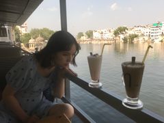 -Lake Shore Hotel & Restaurant