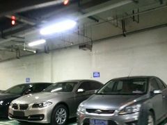 -万达广场菱角湖店-地面停车场