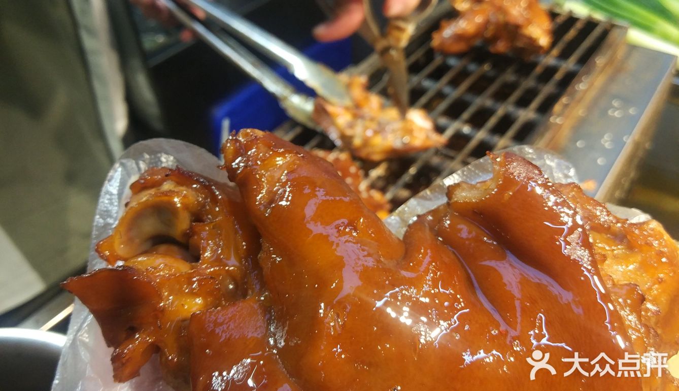 🔥火爆全网的前进五路水塔街烤猪蹄到底啥味？