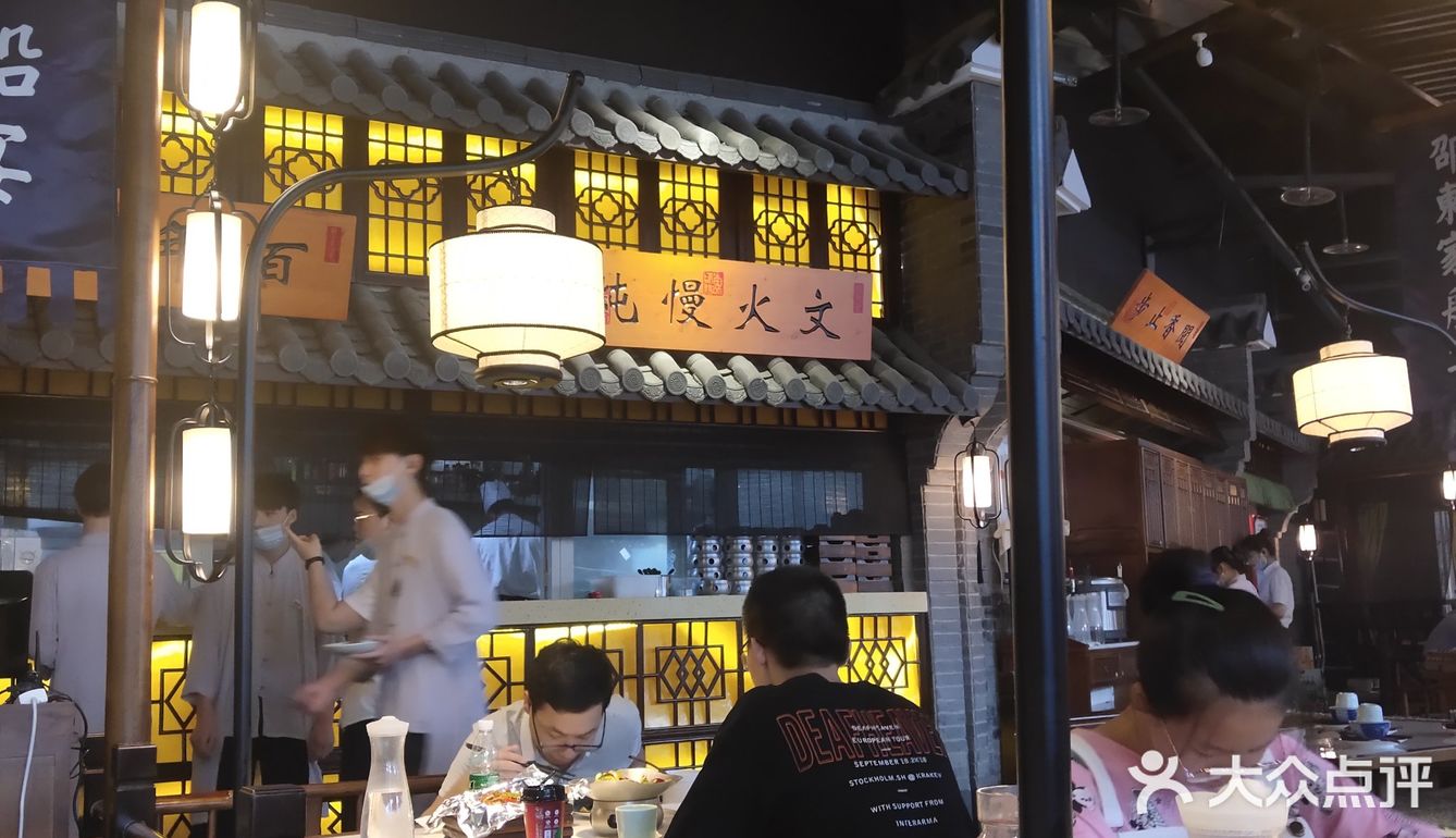 酸菜鱼鱼片鲜嫩爽滑，刺很少，酸菜鱼汤很开胃