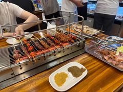 -哈尔滨小酒馆·鲜肉现穿自助烧烤(康新花园店)