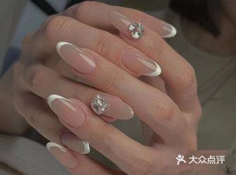 休息日跟闺蜜来海岸城这边逛街，突然想做个美甲搜了一下