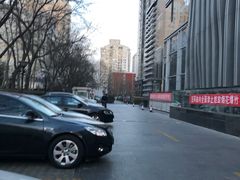 -枫蓝国际购物中心-地面停车场