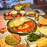 Pang臭警告！带上你的臭宝来吃嗦螺火锅！ 