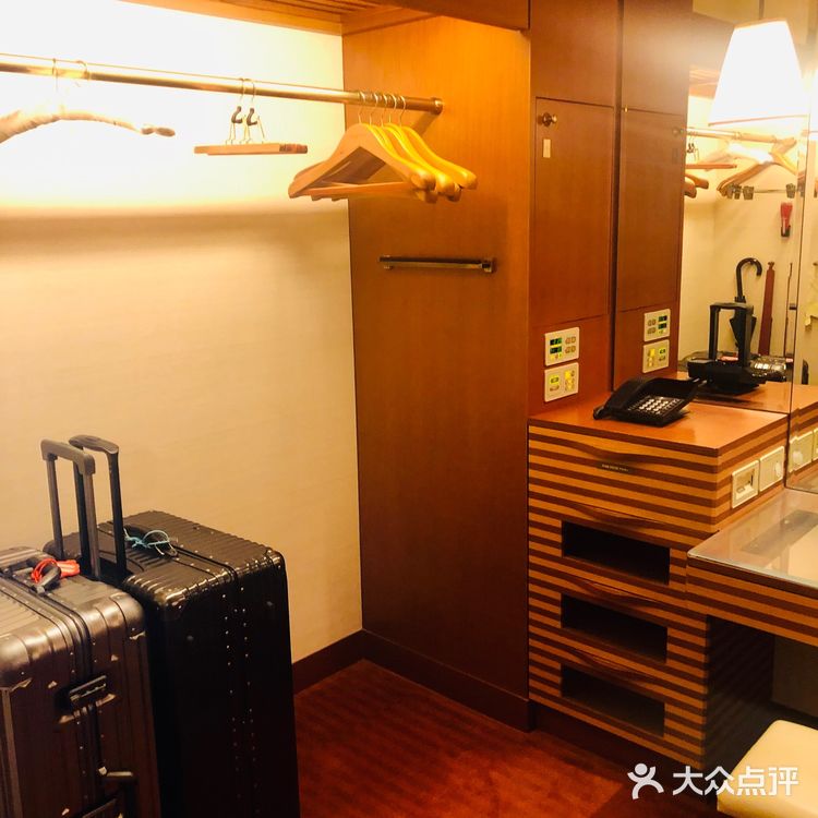 酒店地理位置非常优越，门前两条地铁线路，步行距离三分