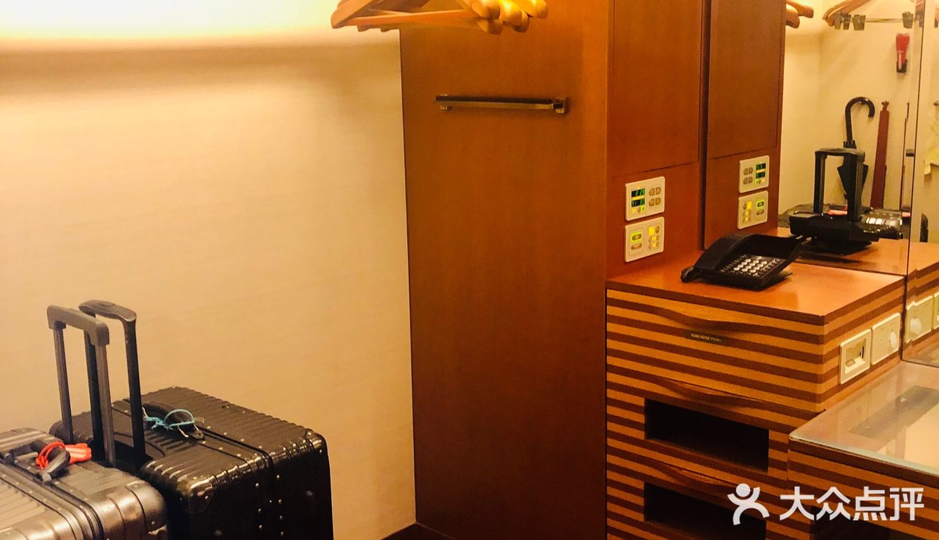 酒店地理位置非常优越，门前两条地铁线路，步行距离三分