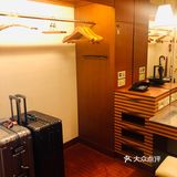 酒店地理位置非常优越，门前两条地铁线路，步行距离三分