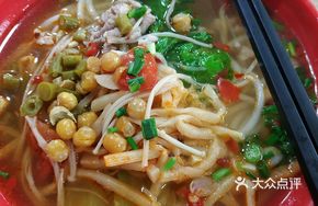 Beef and Egg Stir-Fried Rice Noodles with Sour Spicy Flavor