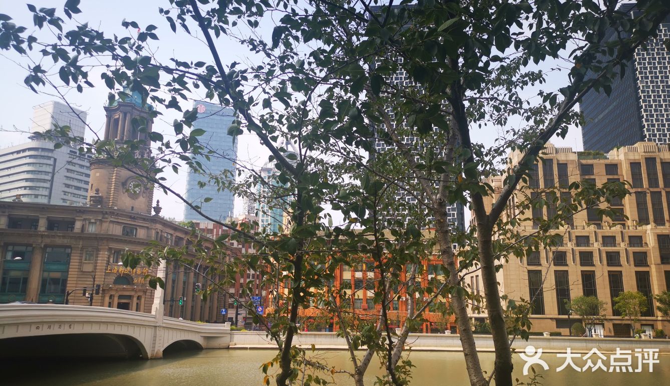 心仪已久，在苏州河边午餐，餐后散步時眺望咖啡馆二楼