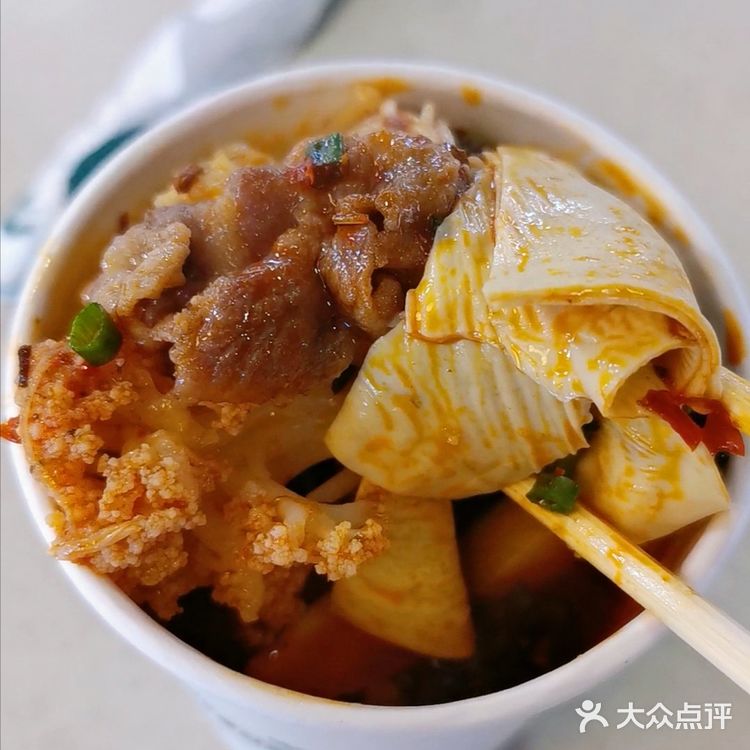 网红火锅杯，其实就是杯子装的麻辣烫呗[偷笑]