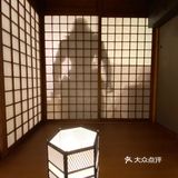首先是都是鬼灭的粉丝，在里面吃饭很有氛围，有一个超大
