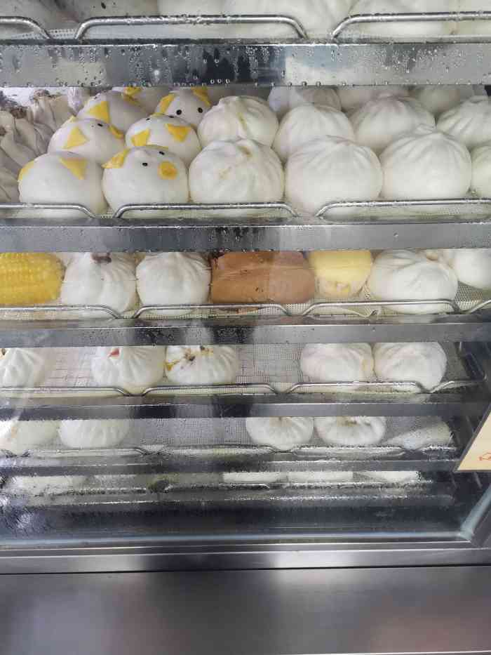 打分    /人 巴比馒头包子店,早餐种类挺多的!味道也不错!