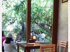 -Chom Cafe and Restaurant