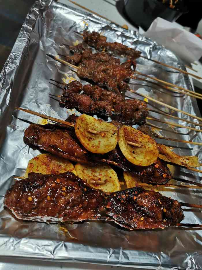 打分 来昆明和老公找了半天的烧烤店,非常好吃,服务也特别好,下次在来