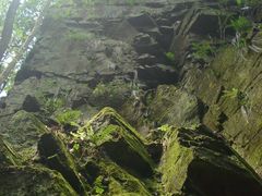 仰望山崖-藏龙百瀑风景区