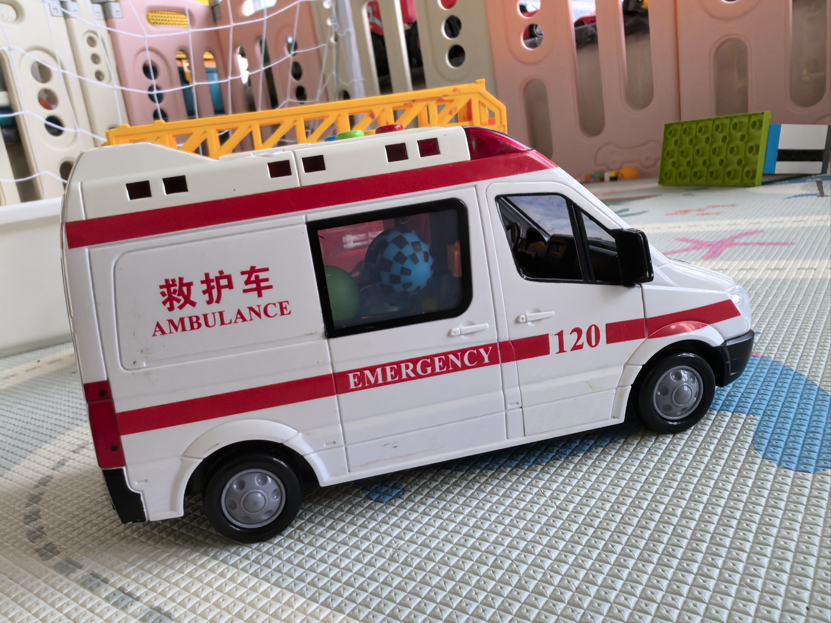 非常拥堵的小小救护车