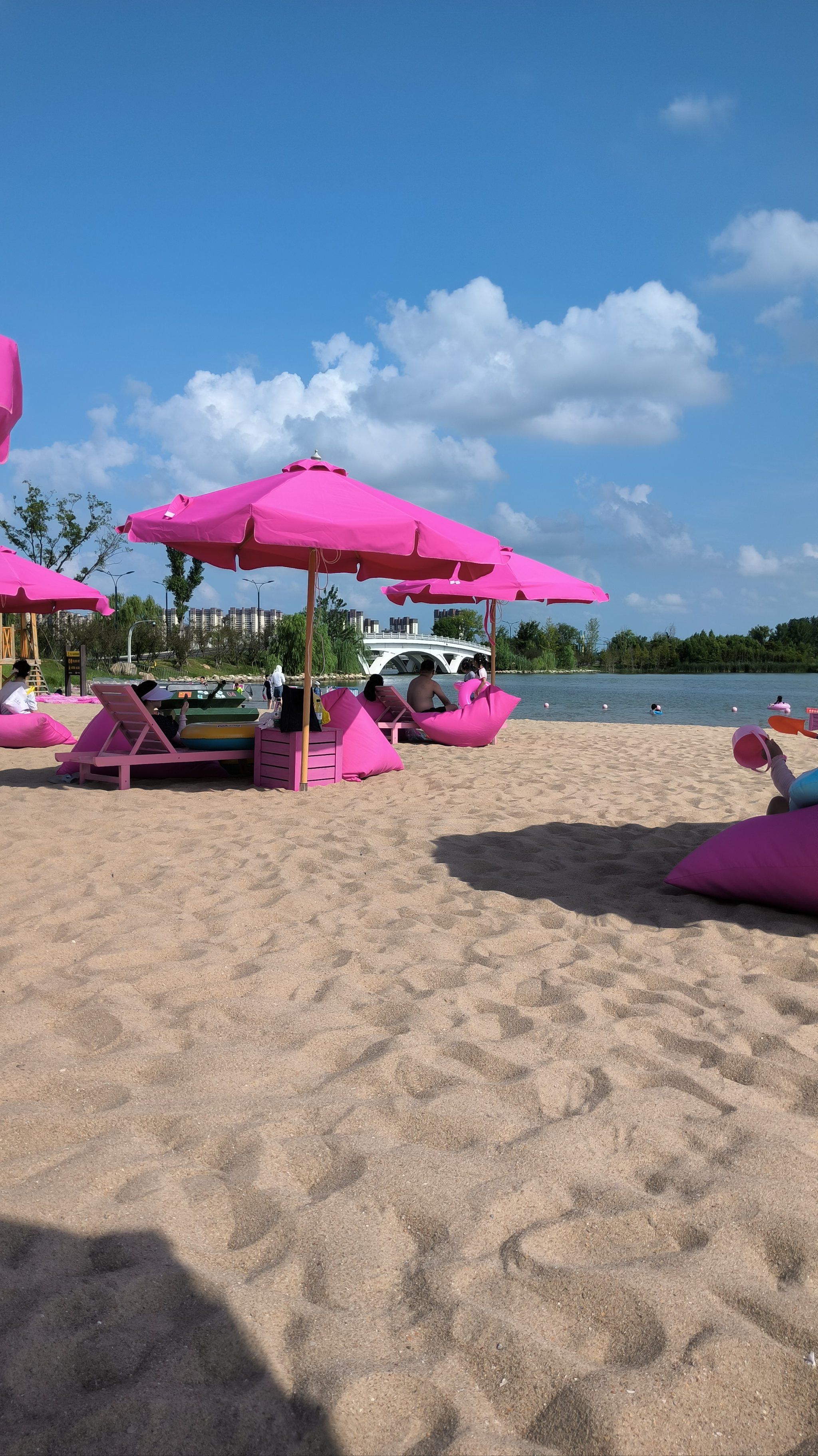 沙滩上的粉色休闲角落