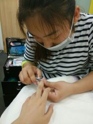 美甲过程中-河狸家美甲