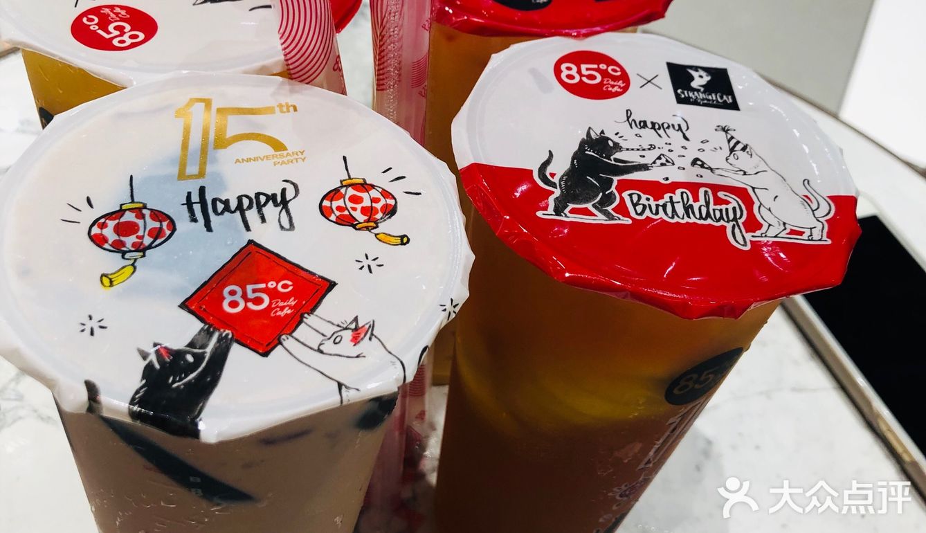 在我们住的酒店的对面，环境很好，我们不是饭点去的