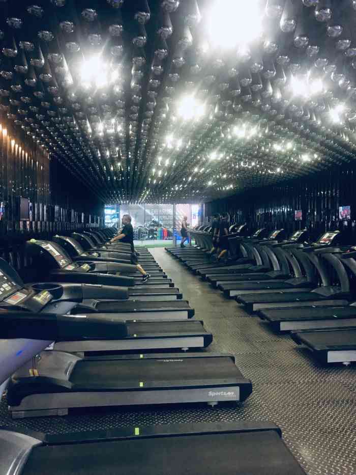 伯尼健身(未来中心店)-"刚开始去看到觉得环境好,也比较近,就办了.