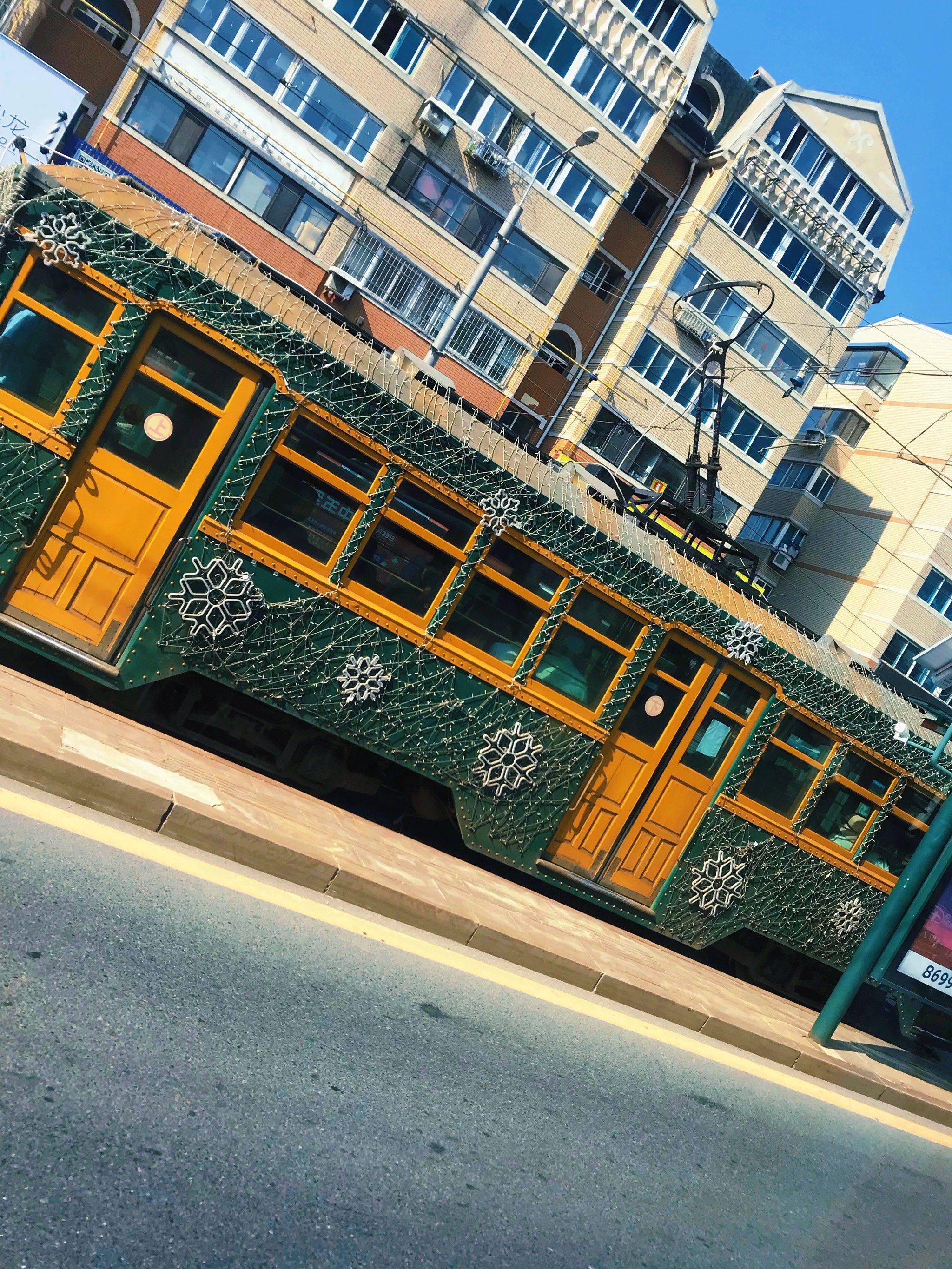 老式百年有轨电车07穿梭行驶在城市大街小