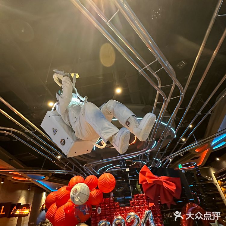 来北京旅游，我们定在了北京合生汇5楼的失重餐厅聚餐