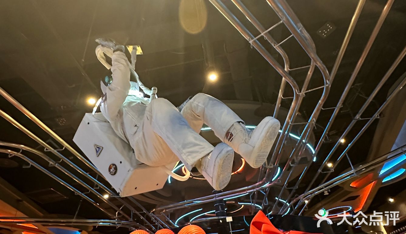 来北京旅游，我们定在了北京合生汇5楼的失重餐厅聚餐