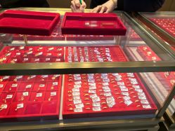 -万宝金楼(威海路店)