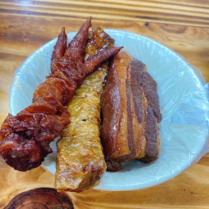 刘忙把子肉(泺源大街店"辣的把子肉上飘着一层辣椒看着就让人流口水