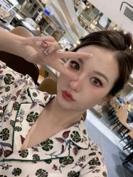 -现代经典婚纱摄影