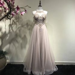 -月月婚纱礼服仓储店(王府井店)