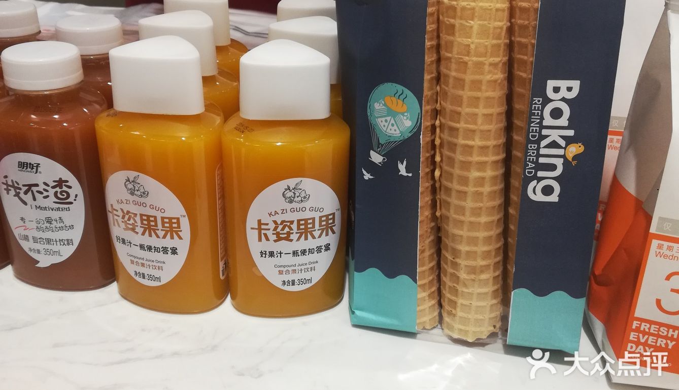 店员说可以用，然后我就买了一个三色吐司，说实话