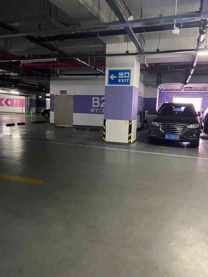 王府井停车场-"之前王府井百货商场刚开业那会,人山人海交.