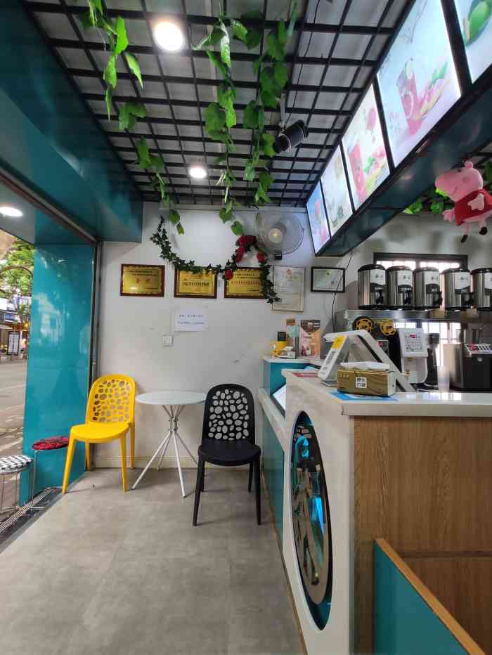 茶之都(七星店)-"这家小奶茶店其实是临街小平房围起来的.店.