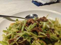 香芹炒牛肉-小厨师·二十年沈家门小海鲜(百井坊巷店)