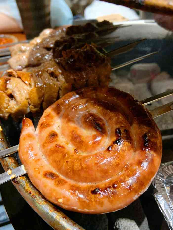 梁山烤肉(洛邑古城店)-"肉不错,有腌制过,服务员也经常过来帮忙看.