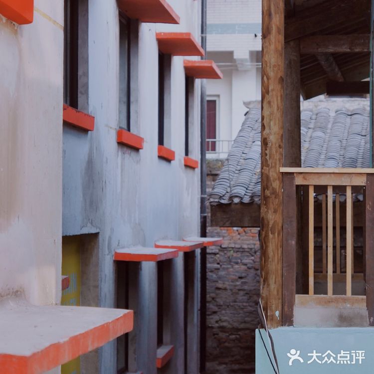 游人如织山城巷