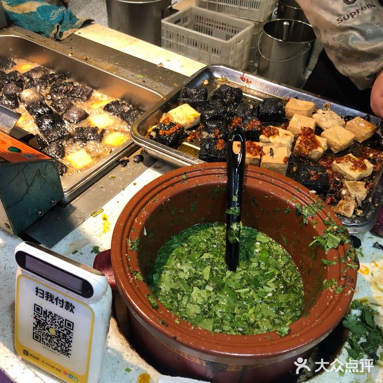 赶不及回去和坡子街的伙伴们汇合吃黑色经典臭豆腐